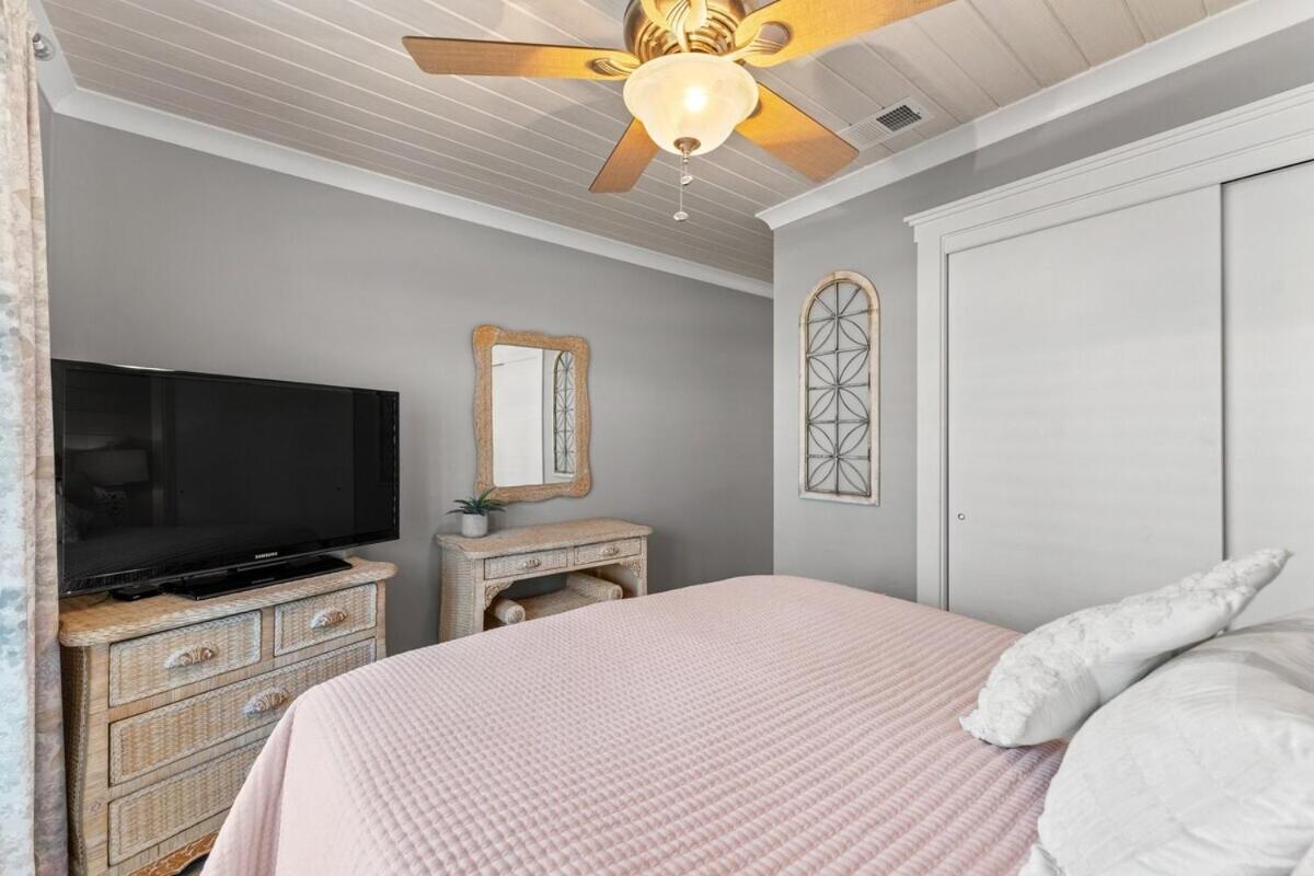 Retreat With Golf Cart And Endless Amenities *